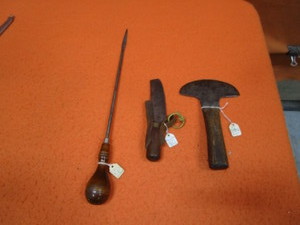 lot 181 image: Vintage Knives & Leather Needle