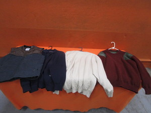 lot 285 image: Vest Size XL, Sweaters Size Large