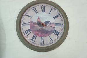 lot 47 image: Hard Resin Rooster Clock 14 diameter