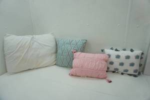 lot 109 image: Throw Pillow Lot