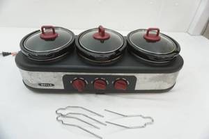 lot 146 image: Bella 3 x 1.5qt Triple Slow Cooker