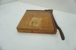 lot 162 image: Vintage Ingento No 4 Paper Cutter