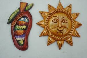 lot 166 image: NEW Hand Carved Decor