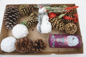 lot 223 image: Christmas Decor.