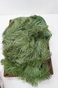 lot 225 image: Green Garland
