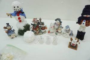 lot 239 image: Snowmen Decor