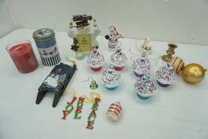 lot 247 image: Cupcake Ornaments & Vintage Pillsbury Doughboy