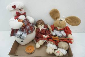 lot 260 image: Stuffed Baker Snowman & Other Christmas Decor