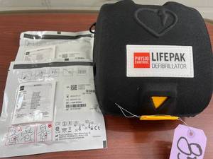 lot 7 image: MSRP $2500 Physio Control LIFEPAK CR Plus AED Emergency Defibrillator WBattery & 2027 Pads & Extra Pads  -Fully Automatic AHA Voice & Graphic Prompts - Works Great Guaranteed