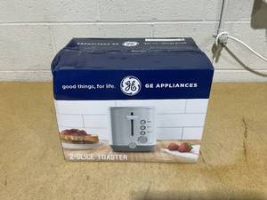 lot 154 image: GE Appliances 2-Slice Toaster