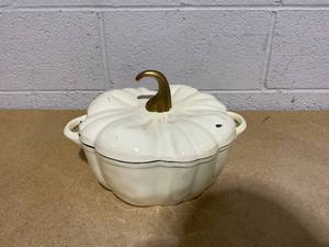 lot 183 image: Smith & Clark 4QT Cast Iron Pumpkin Dutch Oven