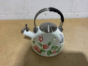 lot 195 image: LENOX Butterfly Meadow 2-Quart Stainless Steel Kettle