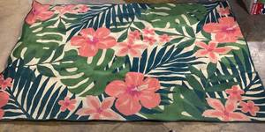 lot 485 image: Mainstays 7x10 Pink Palm Outdoor Rug