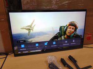 lot 28 image: Samsung UN43DU7200 Crystal 4K UHD 43 Smart TV