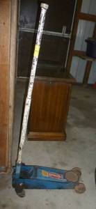 lot 2 image: car jack