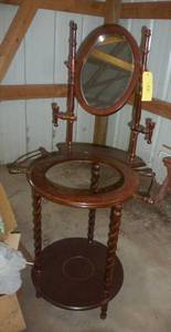 lot 12 image: Nice wash basin stand