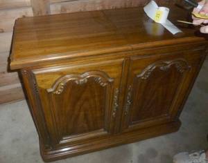 lot 18 image: Chestserving table just needs new hinges