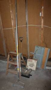 lot 28 image: Lot of items, step stool, copper wire, shovel, pipe clamps etc