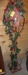 lot 52 image: Entry way christmas bird house