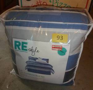 lot 93 image: Full size bed set
