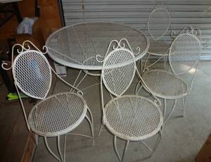 lot 110 image: Nice metal outdoor patio table and 4 chairs
