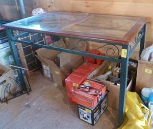 lot 112 image: Nice Metal leg, glass top table 29x47x31