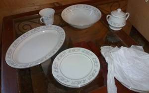lot 113 image: Dynasty China set - 8 dinner and 8 salad plates, 6 cups, 2 vegetable serving bowls and 1 large