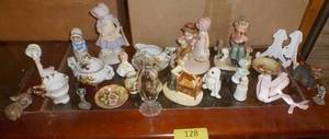 lot 128 image: Lot of small dcor items