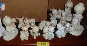 lot 134 image: Lot of 14 Precious Moments figurines