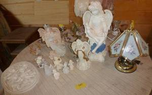 lot 187 image: Lot of angels and small lamp