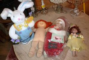 lot 202 image: Fiber Optic rabbit, cabbage patch, precious moments doll, small doll