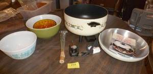 lot 218 image: 2 pyrex bowls, new electric cooker