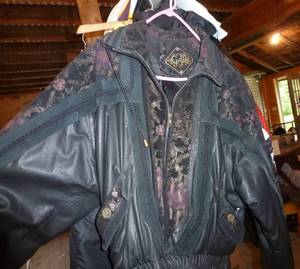 lot 230 image: Womens leather jacket size Large