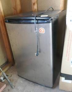 lot 292 image: Igloo refrigerator, works good