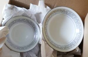 lot 302 image: Noritake Naples china setting for 12