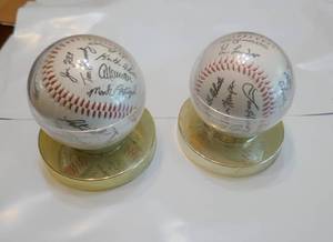 lot 307 image: 2 Twins signed baseballs (stamped souvenir version) 1987