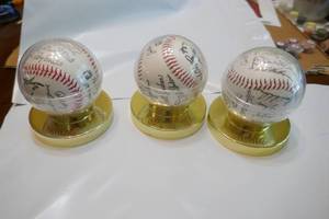 lot 324 image: 3 Twins signed baseballs (stamped souvenir version)