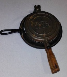 lot 517 image: Stover Junior Childs Toy Waffle Iron With Base Vintage Cast Iron