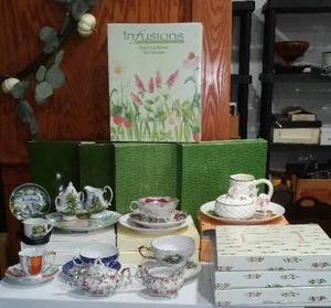 lot 520 image: Avon Collector Plates (13), TeacupSaucersTray, CreamerSugar.