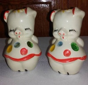 lot 528 image: Shawnee American Pottery Pig Salt And Pepper