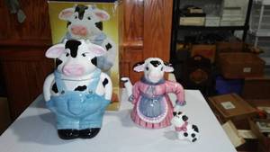 lot 534 image: Cow Themed Cookie Jar And Tea Pot