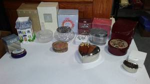 lot 543 image: New Old Stock Avon Trinket Boxes (12)