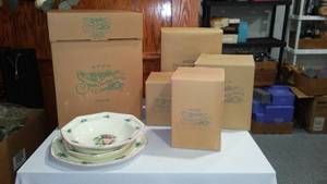 lot 550 image: NIB Sweet Country Harvest Dishware By Avon Complete Set Of 4 Plus Accessories.
