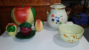 lot 552 image: Hall And Hull Pottery.