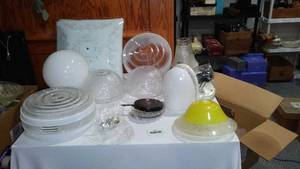 lot 572 image: Vintage Light Globes ( 12)
