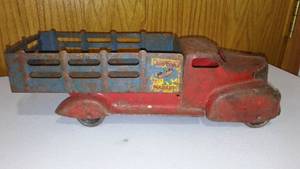lot 573 image: Marx Vintage Delivery Market Truck.