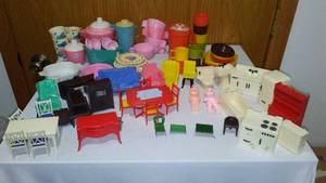 lot 577 image: Assortment Of Tupperware Toys Dishes, Doll House Furniture And More.