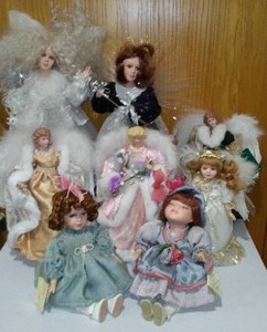 lot 583 image: Musical Dolls Angels And More. (7)