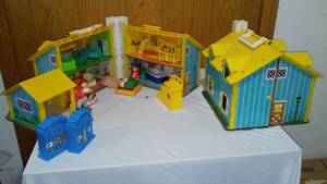 lot 600 image: Fisher Price Playhouses (2).