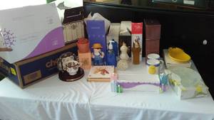 lot 618 image: Avon Collectible Assortment (13)